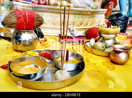 Pooja Thali splendidamente decorato per festa celebrazione di culto, haldi o polvere turmerica e kumkum, fiori, bastoni profumati in piatto, pu hindu Foto Stock