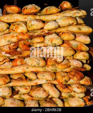 Prodotti di pasticceria pane davanti: Bastoncini di pane con pomodoro e olive Foto Stock