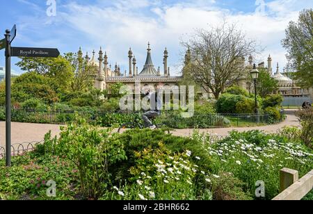 Brighton UK 27 Aprile 2020 - e' tranquillo nei Giardini del Royal Pavilion di Brighton, mentre le restrizioni di blocco continuano durante la crisi pandemica di Coronavirus COVID-19 . Credit: Simon Dack / Alamy Live News Foto Stock