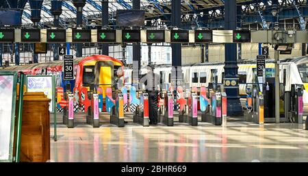 Brighton UK 27 Aprile 2020 - polizia in una stazione ferroviaria di Brighton molto tranquilla come le restrizioni di blocco continuano durante la crisi pandemica Coronavirus COVID-19 . Credit: Simon Dack / Alamy Live News Foto Stock