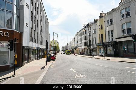 Brighton UK 27 Aprile 2020 - Queens Road nel centro di Brighton è tranquilla, come le restrizioni di blocco continuano durante la crisi pandemica Coronavirus COVID-19 . Credit: Simon Dack / Alamy Live News Foto Stock