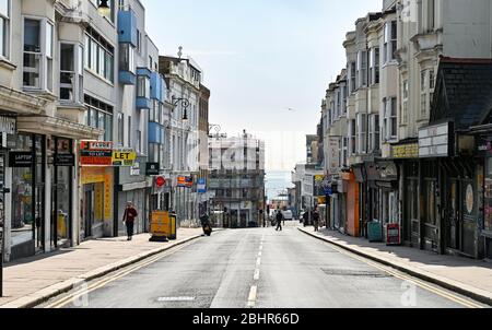 Brighton UK 27 Aprile 2020 - Queens Road nel centro di Brighton è tranquilla, come le restrizioni di blocco continuano durante la crisi pandemica Coronavirus COVID-19 . Credit: Simon Dack / Alamy Live News Foto Stock