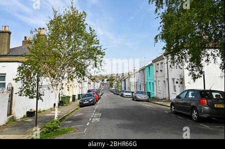 Brighton UK 27 Aprile 2020 - strade tranquille nella zona di Hannover di Brighton, mentre le restrizioni di blocco continuano durante la crisi pandemica Coronavirus COVID-19 . Credit: Simon Dack / Alamy Live News Foto Stock
