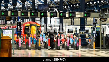 Brighton UK 27 Aprile 2020 - polizia in una stazione ferroviaria di Brighton molto tranquilla come le restrizioni di blocco continuano durante la crisi pandemica Coronavirus COVID-19 . Credit: Simon Dack / Alamy Live News Foto Stock