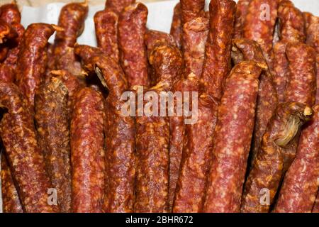 Salsicce sul mercato borough di Londra. Grandi salsicce francesi spesse, tipicamente forma di consistenza e aromatizzate con erbe. Foto Stock