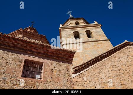 Primo piano della torre della Cattedrale di Albarracín a Albarracín, Spagna Foto Stock