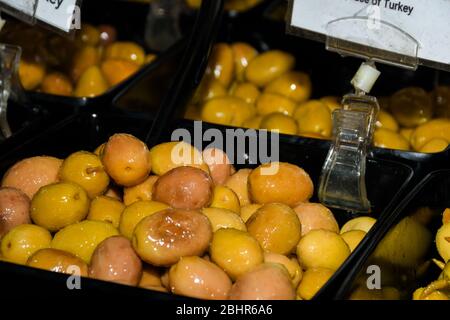 Olive turche mix diverso per la vendita nel Grand Bazaar, mercato egiziano all'aperto. Prodotti freschi sul mercato, anche varietà greche. Foto Stock