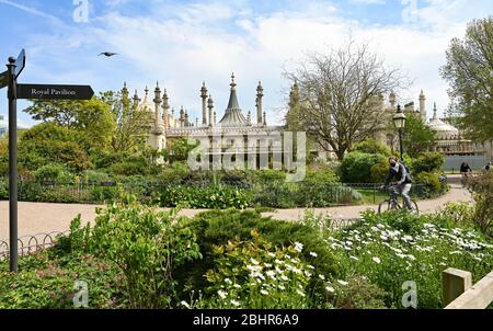 Brighton UK 27 Aprile 2020 - e' tranquillo nei Giardini del Royal Pavilion di Brighton, mentre le restrizioni di blocco continuano durante la crisi pandemica di Coronavirus COVID-19 . Credit: Simon Dack / Alamy Live News Foto Stock