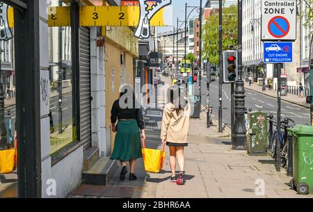 Brighton UK 27 Aprile 2020 - Queens Road nel centro di Brighton è tranquilla, come le restrizioni di blocco continuano durante la crisi pandemica Coronavirus COVID-19 . Credit: Simon Dack / Alamy Live News Foto Stock