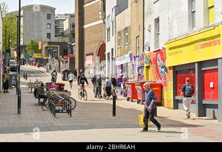 Brighton UK 27 Aprile 2020 - gli acquirenti nella zona di London Road di Brighton continuano a fare i loro acquisti durante la crisi pandemica del Coronavirus COVID-19 . Credit: Simon Dack / Alamy Live News Foto Stock