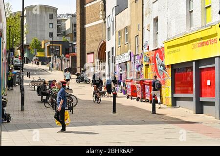 Brighton UK 27 Aprile 2020 - gli acquirenti nella zona di London Road di Brighton continuano a fare i loro acquisti durante la crisi pandemica del Coronavirus COVID-19 . Credit: Simon Dack / Alamy Live News Foto Stock