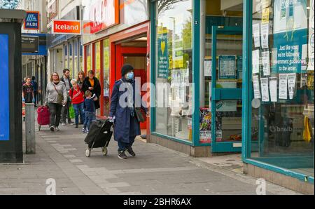 Brighton UK 27 Aprile 2020 - gli acquirenti nella zona di London Road di Brighton continuano a fare i loro acquisti durante la crisi pandemica del Coronavirus COVID-19 . Credit: Simon Dack / Alamy Live News Foto Stock