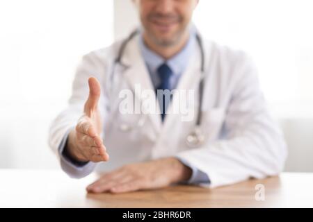 Ritratto di medico maturo con mano tesa Foto Stock