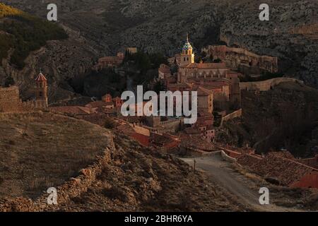 Cattedrale di Albarracín e le mura della città di Albarracín, Spagna Foto Stock