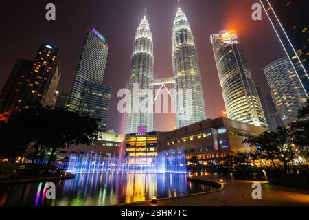 Parco KLCC a Kuala Lumpur di notte Foto Stock