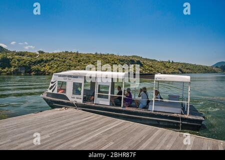 Barca che trasporta i visitatori attraverso il lago Ohakuri al Parco Termale di Orakei Korako, alla zona vulcanica di Taupo, alla regione di Waikato, all'Isola del Nord, alla Nuova Zelanda Foto Stock