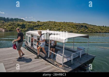 Barca che trasporta i visitatori attraverso il lago Ohakuri al Parco Termale di Orakei Korako, alla zona vulcanica di Taupo, alla regione di Waikato, all'Isola del Nord, alla Nuova Zelanda Foto Stock