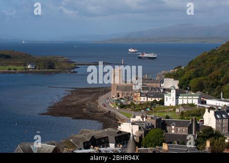 Oban Bay con MV Isola di Mull, Argyll Foto Stock