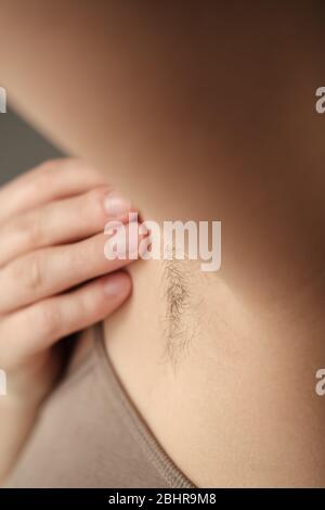 Ascelle femminili pelose e non rasate. Concetto di corpo positivo e l'adozione della sua naturalezza. Foto Stock