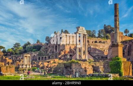 Roma, Italia. Il Foro Romano. Le tre colonne sono i resti del Tempio di Castor e Pollux (Tempio di Castore e Polluce). Il centro storico Foto Stock