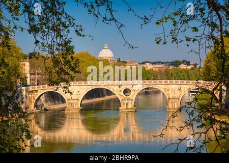 Roma, Italia. Sisto Bridge (Ponte Sisto) attraversando il fiume Tevere. Cupola di San Pietro sullo sfondo. Foto Stock