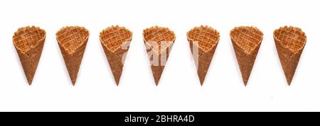 Waffle vuoti per gelato su sfondo bianco Foto Stock