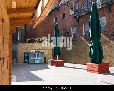 York, Regno Unito. 27 aprile 2020. Le bancarelle del mercato di Shambles sono chiuse a causa delle restrizioni di Coronavirus. Credito: Ed Clews/Alamy Live News. Foto Stock