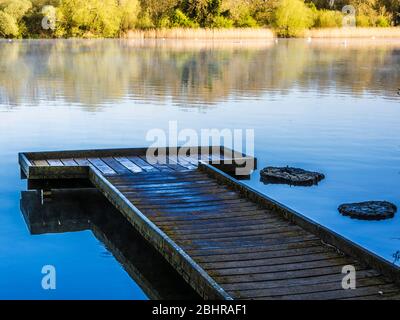 Pontoni di pesca a Coate acqua a Swindon. Foto Stock