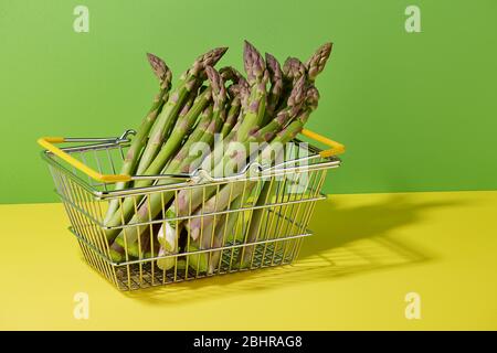 Asparagi verdi freschi nel cestino della spesa, prodotti alimentari di verdure primaverili e concetto di mercato alimentare Foto Stock