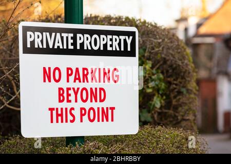 Proprietà privata Nessun parcheggio oltre questo cartello Foto Stock