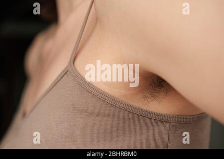 Ascelle femminili pelose e non rasate in luce naturale. Concetto di corpo positivo e l'adozione della sua naturalezza. Foto Stock