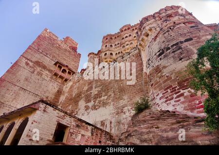 JODHPUR, INDIA – DEC. 02, 2019: Vista esterna del famoso Forte Mehrangarh, costruito da Rao Jodha Ji intorno al 1459. È uno dei forti più grandi dell'India. Foto Stock
