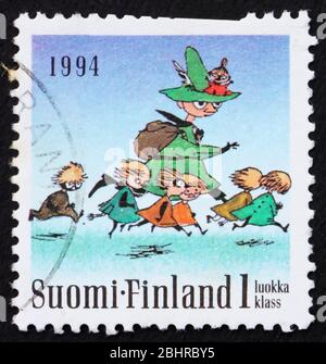 FINLANDIA - CIRCA 1993: Un francobollo stampato in Finlandia mostra sette personaggi in esecuzione, Moomin, di Tove Jansson, circa 1993 Foto Stock