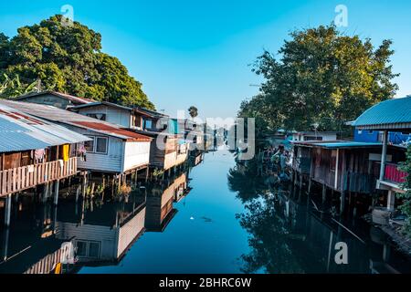 Case galleggianti sul fiume Chao Phraya, Bangkok Foto Stock