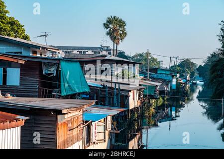 Case galleggianti sul fiume Chao Phraya, Bangkok Foto Stock