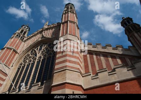 Arte e artigianato Red Brick del 1880, architettura Santa Trinity Church, Sloane Street, Belgravia, Londra SW1X di John Dando Sedding Foto Stock