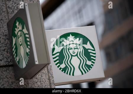 Washington, Stati Uniti. 27 aprile 2020. Una visione generale del logo Starbucks Coffee visto in un luogo a Washington, DC, il 27 aprile 2020, in mezzo alla pandemia di Coronavirus. Oggi, i decessi noti per COVID-19 hanno superato i 200,000 a livello globale, mentre in tutta l’America alcuni stati hanno iniziato a riaprire le loro economie con il numero totale di casi americani confermati vicino a 1 milione. (Graeme Sloan/Sipa USA) Credit: Sipa USA/Alamy Live News Foto Stock