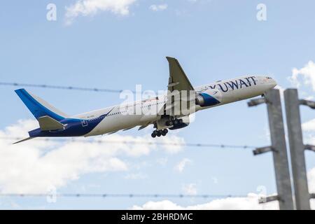 Glasgow, Regno Unito. 27 aprile 2020. Nella foto: Un aereo Kuwait Airways Boeing 777-300 visto che è appena atterrato all'aeroporto di Glasgow intorno alle 11:40 oggi durante il blocco esteso Coronavirus (COVID19). Kuwait Airways sta completando la seconda fase dei voli di rimpatrio per i cittadini del Kuwait bloccati all'estero a causa dell'epidemia di Coronavirus. L'aeroporto di Glasgow non ha attualmente voli di linea da o per il Kuwait, motivo per cui questo aereo visto a Glasgow è molto interessante. Credit: Colin Fisher/Alamy Live News Foto Stock