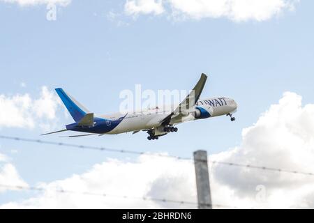 Glasgow, Regno Unito. 27 aprile 2020. Nella foto: Un aereo Kuwait Airways Boeing 777-300 visto che è appena atterrato all'aeroporto di Glasgow intorno alle 11:40 oggi durante il blocco esteso Coronavirus (COVID19). Kuwait Airways sta completando la seconda fase dei voli di rimpatrio per i cittadini del Kuwait bloccati all'estero a causa dell'epidemia di Coronavirus. L'aeroporto di Glasgow non ha attualmente voli di linea da o per il Kuwait, motivo per cui questo aereo visto a Glasgow è molto interessante. Credit: Colin Fisher/Alamy Live News Foto Stock