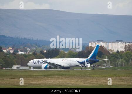 Glasgow, Regno Unito. 27 aprile 2020. Nella foto: Un aereo Kuwait Airways Boeing 777-300 visto che è appena atterrato all'aeroporto di Glasgow intorno alle 11:40 oggi durante il blocco esteso Coronavirus (COVID19). Kuwait Airways sta completando la seconda fase dei voli di rimpatrio per i cittadini del Kuwait bloccati all'estero a causa dell'epidemia di Coronavirus. L'aeroporto di Glasgow non ha attualmente voli di linea da o per il Kuwait, motivo per cui questo aereo visto a Glasgow è molto interessante. Credit: Colin Fisher/Alamy Live News Foto Stock