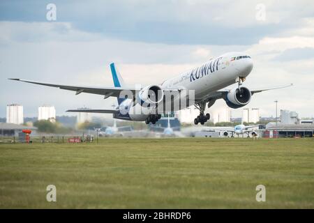 Glasgow, Regno Unito. 27 aprile 2020. Nella foto: Un aereo Kuwait Airways Boeing 777-300 visto che è appena atterrato all'aeroporto di Glasgow intorno alle 11:40 oggi durante il blocco esteso Coronavirus (COVID19). Kuwait Airways sta completando la seconda fase dei voli di rimpatrio per i cittadini del Kuwait bloccati all'estero a causa dell'epidemia di Coronavirus. L'aeroporto di Glasgow non ha attualmente voli di linea da o per il Kuwait, motivo per cui questo aereo visto a Glasgow è molto interessante. Credit: Colin Fisher/Alamy Live News Foto Stock