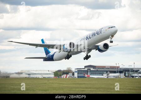 Glasgow, Regno Unito. 27 aprile 2020. Nella foto: Un aereo Kuwait Airways Boeing 777-300 visto che è appena atterrato all'aeroporto di Glasgow intorno alle 11:40 oggi durante il blocco esteso Coronavirus (COVID19). Kuwait Airways sta completando la seconda fase dei voli di rimpatrio per i cittadini del Kuwait bloccati all'estero a causa dell'epidemia di Coronavirus. L'aeroporto di Glasgow non ha attualmente voli di linea da o per il Kuwait, motivo per cui questo aereo visto a Glasgow è molto interessante. Credit: Colin Fisher/Alamy Live News Foto Stock