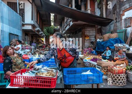 Mercato mattutino di Ubud. Il mercato mattutino e' allestito ogni mattina presto a Ubud, Isola di Bali Foto Stock