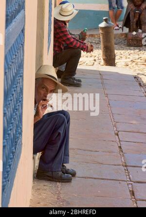 Vecchio fumatore di sigari, Trinidad, Cuba Foto Stock