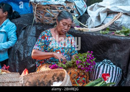 Mercato mattutino di Ubud. Il mercato mattutino e' allestito ogni mattina presto a Ubud, Isola di Bali Foto Stock