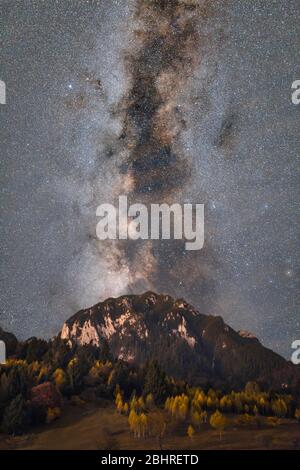 Via Lattea sulle montagne di Piatra Craiului in Romania Foto Stock