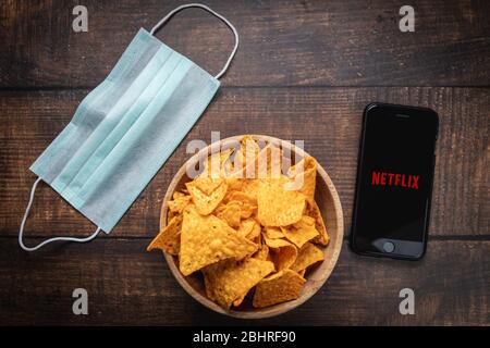 Antalya, TURCHIA - 21 aprile 2020. Smartphone con logo dell'app Netflix. Covid-19 Coronavirus concetto di soggiorno a casa Foto Stock