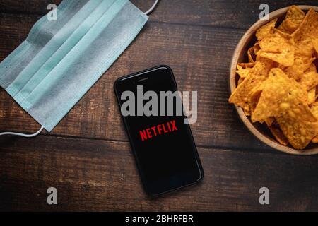 Antalya, TURCHIA - 21 aprile 2020. Smartphone con logo dell'app Netflix. Covid-19 Coronavirus concetto di soggiorno a casa Foto Stock