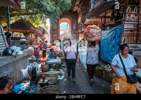 Mercato mattutino di Ubud. Il mercato mattutino e' allestito ogni mattina presto a Ubud, Isola di Bali Foto Stock