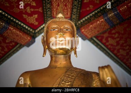 Statua del Buddha d'oro al tempio di Wat Pho a Bangkok, Thailandia. Foto Stock